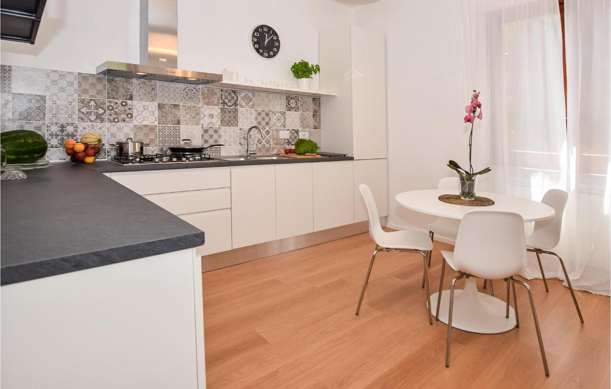 Cozy Home In Anguillara Sabazia With Kitchenette Buitenkant foto